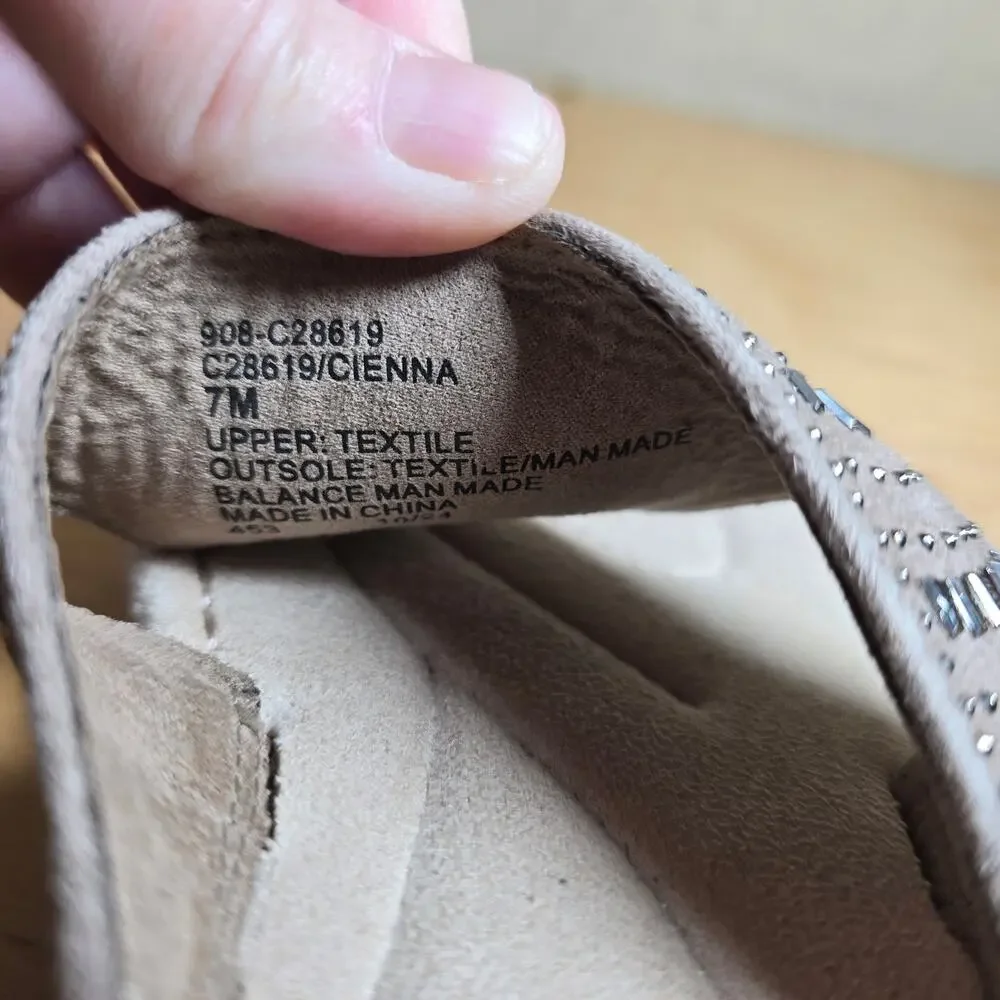 NWOT Cliffs by White Mountain Cienna Mini Wedge Flip Flop Sandal Size 7 Tan